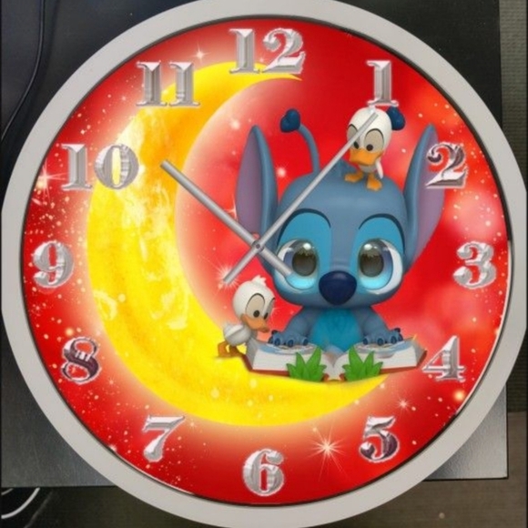 Lilo and stitch on the moon clock - Picture 2 of 3